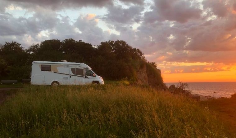 Wohnwagen mit Sonnenuntergang